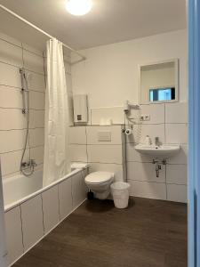 een badkamer met een toilet, een wastafel en een douche bij dreams Düsseldorf in Düsseldorf