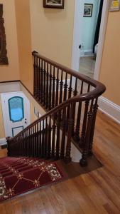 escalera de madera con suelo de madera y escalera en Josephine's Bed & Breakfast, en Titusville