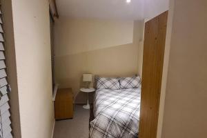 Dormitorio pequeño con cama y mesa en Radcliffe Studio, en Nottingham