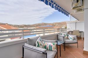 balcón con sillas y vistas a las montañas en Bonito Apartamento Costa Tropical, en Polopos