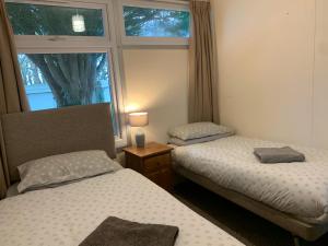Un pat sau paturi într-o cameră la Woodland chalet close to beach