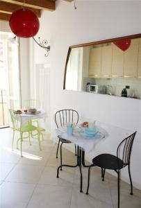 uma cozinha com mesa e cadeiras num quarto em La Filanda em Brescia
