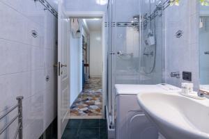 biała łazienka z prysznicem i umywalką w obiekcie HouSmart Galeotti 16 w Bolonii