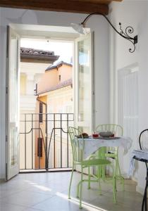 a kitchen with a table, chairs and a window at La Filanda in Brescia