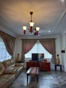 Μια τηλεόραση ή/και κέντρο ψυχαγωγίας στο 2 Bedrooms Villa With Private pool at port dickson