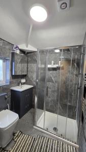 bagno con doccia e servizi igienici. di Entire Three Bedroom House in Birmingham a Birmingham
