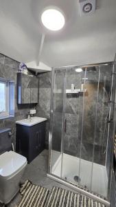 y baño con ducha, aseo y lavamanos. en Entire Three Bedroom House in Birmingham en Birmingham