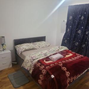 Un pat sau paturi într-o cameră la Exquisite 3-Bed Royal Pearl Home in Greater London