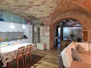 ポマランチェにあるBella Toscanaのキッチン、リビングルーム(テーブル、ソファ付)