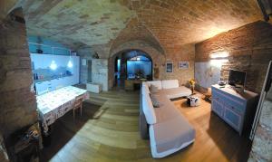 ポマランチェにあるBella Toscanaの石壁の広いリビングルーム