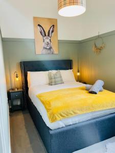 - une chambre avec un lit et une couverture jaune dans l'établissement The Old Schoolhouse, Kinross, à Kinross