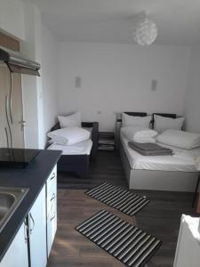 Una cama o camas en una habitación de Apartamente Ambrus Praid
