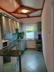 Kuchyň nebo kuchyňský kout v ubytování APARTAMENTY Kot JARZĘBINOWA 7