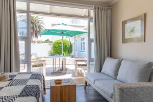 ein Wohnzimmer mit einem Sofa und einem Sonnenschirm in der Unterkunft Pianoforte in Swakopmund