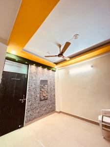 ブリンダーバンにあるJadoon Homestay near Prem Mandirの天井ファンとドア付きの客室です。