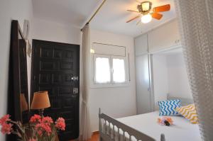 um quarto com uma cama e uma porta preta em RNET - Playa Sol - Roses Costa Brava em Santa Margarita