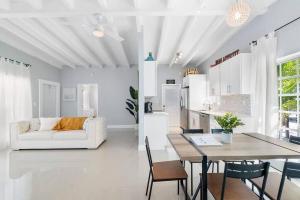 sala de estar blanca con mesa y sofá en Together but with Privacy 3 Units and Private Pool, en Fort Lauderdale