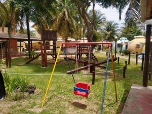 um parque infantil com um baloiço num quintal em Cabana Lagoeiro Tucuns em Búzios