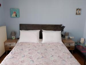 una camera con un letto con due cuscini di LIGEIA HOME a Nauplia