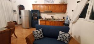 uma cozinha com um sofá azul e um frigorífico em Beach Apartment em Punta Cana