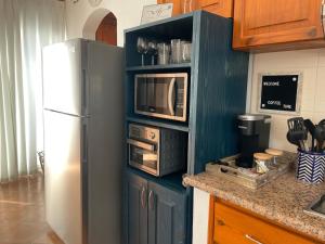 uma cozinha com um frigorífico e um micro-ondas em Beach Apartment em Punta Cana