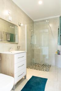 ein Bad mit einem Waschbecken und einer Dusche in der Unterkunft Pianoforte in Swakopmund