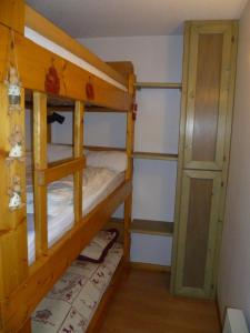 シャテルにあるLes Sorbiers - Appartement 5 pers - Chatel Reservationの二段ベッド2台とドアが備わる二段ベッドルーム1室を利用します。