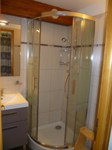 シャテルにあるLes Sorbiers - Appartement 5 pers - Chatel Reservationのバスルーム(シャワー、シンク付)