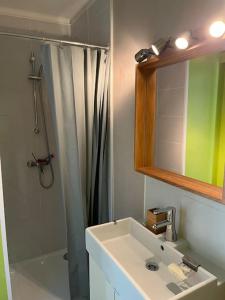 Et badeværelse på Maison avec cour située à 2 minutes des plages