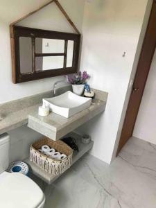 La salle de bains est pourvue d'un lavabo et de toilettes. dans l'établissement Sítio Valle do Sol, à Rio das Flores