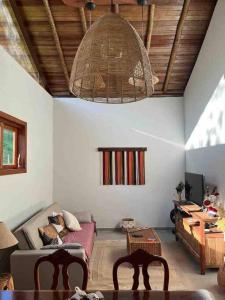 - un salon avec un canapé et une table dans l'établissement Sítio Valle do Sol, à Rio das Flores