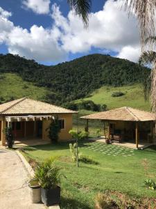 une maison avec une montagne en arrière-plan dans l'établissement Sítio Valle do Sol, à Rio das Flores