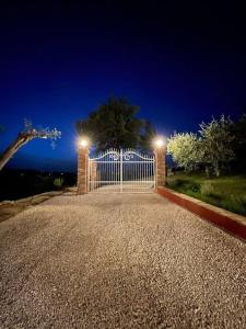 Una puerta con dos luces encima por la noche en La Valle Degli Ulivi, en Saludecio