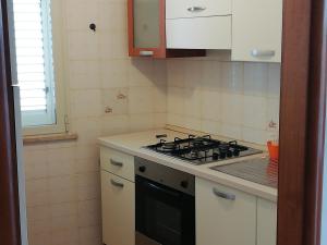 una cucina con piano cottura e piano di lavoro di Casa vacanze otranto a Otranto