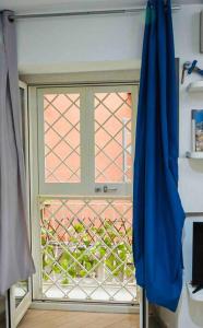 eine Glasschiebetür mit Fenster in einem Zimmer in der Unterkunft Apparthenope in Neapel