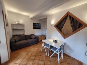 uma sala de estar com um sofá e uma mesa em Alele Alloggio turistico em Trevignano Romano