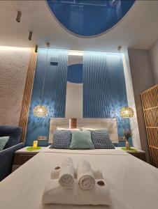 ein Schlafzimmer mit einem großen Bett mit Handtüchern darauf in der Unterkunft Lounge garden sea relax in Valencia