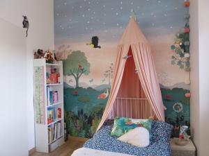 um quarto para crianças com uma cama e uma estante de livros em Villa récente - centre St Jorioz, quartier calme, jardin terrasse, vue montagnes, à 2km du lac em Saint-Jorioz