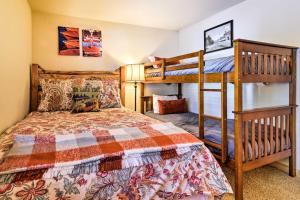 Tahoma的住宿－Lake Tahoe Cabin with Private Beach Access，一间卧室配有两张双层床和一张单人床。