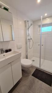 uma casa de banho com um chuveiro, um WC e um lavatório. em Ferienappartement Jung em Kamp-Lintfort