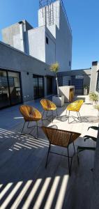 grupa krzeseł i stołów na patio w obiekcie Lavalle 12 - Bon Repos w mieście San Miguel de Tucumán