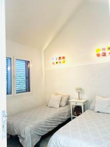 a bedroom with two beds and a window at Espacioso Bungalow en Maspalomas in Maspalomas +31 photos