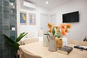 a living room with a table with flowers on it at For You Rentals Espléndido Apartamento de tres Dormitorios BEI41 in Madrid