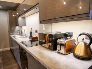 伯明罕的住宿－Luxe 2 Bed Apt - City Centre - Office - SmartTVs，厨房配有烤面包机和台面上的茶壶