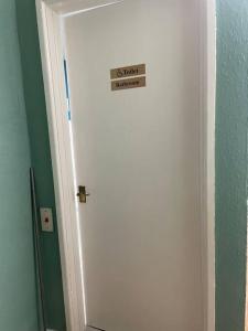 uma porta branca com um sinal numa sala em Private Room 4 Near Southmead Hospital, Bristol em Bristol