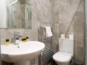 uma casa de banho com um lavatório e um WC em Luxe 2 Bed Apt - City Centre - Office - SmartTVs em Birmingham