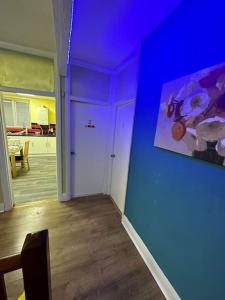 布里斯托的住宿－Private Room 4 Near Southmead Hospital, Bristol，一间拥有蓝色天花板的房间和一间用餐室