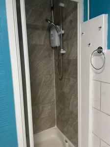 um chuveiro numa casa de banho com uma porta de vidro em Private Room 4 Near Southmead Hospital, Bristol em Bristol