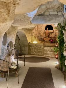 Habitación con una pared de piedra y un horno de piedra en Château de Candes - Art & Spa, en Candes-Saint-Martin