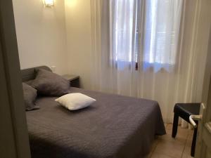 1 dormitorio con cama con almohada en Fiori Di Santa Giulia, en Porto Vecchio